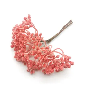 Detailansicht von künstlichen roten Frostbeeren für DIY-Handwerk und Dekoration