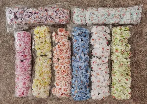 Mehrfarbige künstliche Seidenblumenbündel für DIY-Girlanden in Klarsichtverpackung.