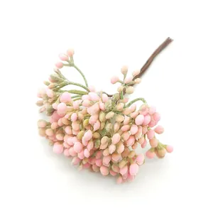 Detaillierte Makroansicht von künstlichen rosa gefrosteten Beeren für DIY-Gestecke.
