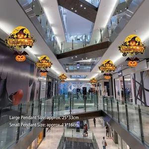 Halloween-Hängedekorationen mit Kürbis- und Fledermaus-Designs in einem Einkaufszentrum