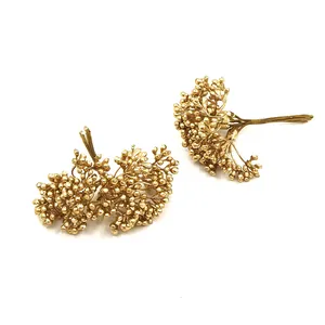 Detailansicht von zwei Bündeln künstlicher goldener Beeren für DIY-Handwerk und Deko.