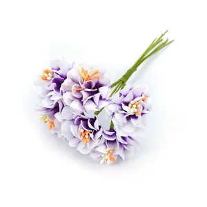 Kleiner Strauß aus lila und weißen künstlichen Seidenchrysanthemen für DIY-Blumendeko.
