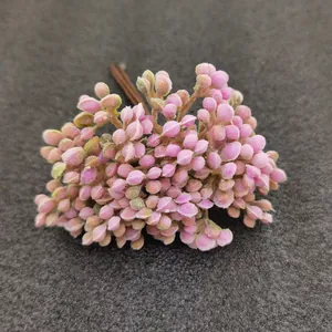 Nahaufnahme von künstlichem rosa Beerenstrauß für DIY-Bastelarbeiten und Dekoration