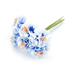 Realistischer künstlicher blau-weißer Chrysanthemenstrauß aus Seide für Wohnkultur
