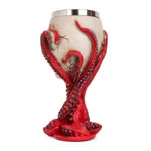 Detail van een gotische kelk met rode octopustentakels en een uniek schedelontwerp