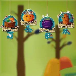 Set mit Halloween-Hängedekorationen: Kürbis, Hexenkessel und ein gruseliger Baum