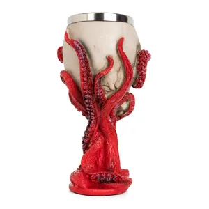 Gedetailleerd beeld van octopustentakels om een beker met schedel van staal