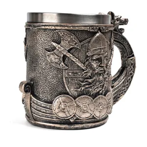 Detalle de jarra de cerveza vikinga con guerrero tallado en 3D y mango de dragón
