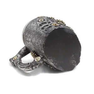 Detailansicht eines Vintage-Steampunk-Totenkopfbechers mit Zahnradverzierung.