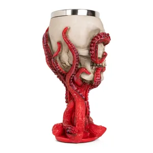 Detailopname van de rode octopustentakels op een gotische schedel-bierpul van hars