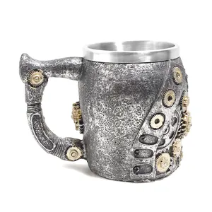Detailansicht eines Steampunk-Bechers mit Metallzahnrädern und Edelstahlrand