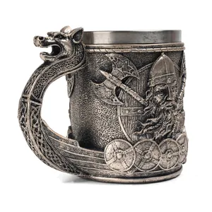 Vista detallada de jarra de cerveza vikinga con asa de cabeza de dragón tallada en 3D
