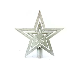 Detaillierte Ansicht einer funkelnden silbernen Glitzer-Weihnachtsbaumspitze in Sternform