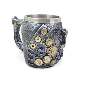 Steampunk Totenkopf-Becher mit dekorativen Zahnrädern und Edelstahleinsatz Detail
