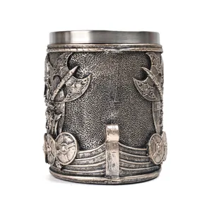 Vista detallada del relieve vikingo 3D en esta jarra de cerveza de acero inoxidable