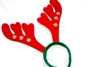 Detailansicht eines Weihnachts-Rentier-Haarreifs aus rotem Filz mit goldenen Glocken.