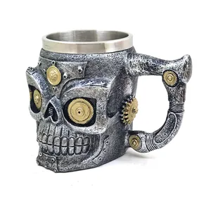 Detailansicht des Steampunk-Totenkopfbechers mit Zahnrädern und einem Edelstahleinsatz