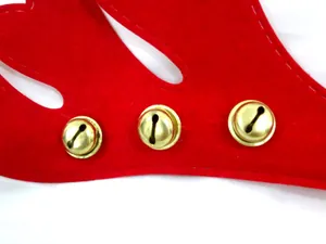 Nahaufnahme eines roten Weihnachts-Filzgeweih-Haarreifens mit kleinen Goldglocken