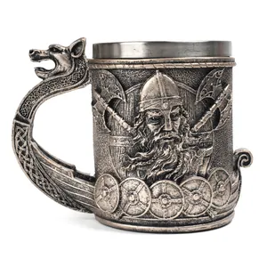 Detalle de jarra de cerveza vikinga con mango de dragón y escultura de guerrero