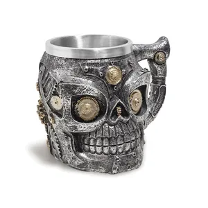 Steampunk-Totenkopfbecher mit aufwendigen mechanischen Zahnrad-Details und Metalloptik.