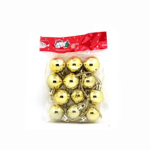 Nahaufnahme von 12 Mini goldene Weihnachtskugeln Set in der Verkaufsverpackung für Weihnachtsdeko