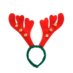 Detailansicht Rentier Geweih Haarreif in Rot mit kleinen goldenen Glöckchen für Weihnachten.