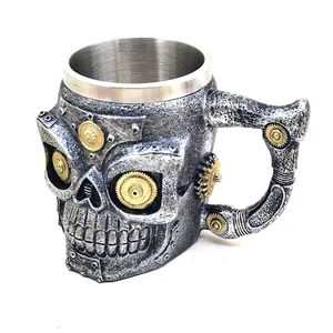 Detaillierte Nahaufnahme eines Steampunk-Totenkopfbechers mit Zahnrädern und Edelstahleinsatz