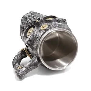 Steampunk-Totenkopf-Becher mit antiken Zahnraddetails und Edelstahl-Innenseite