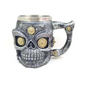 Detaillierter Steampunk Totenkopf Becher mit goldenen Zahnrädern und Edelstahl-Innenfutter.