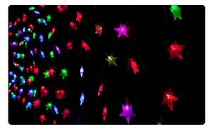 Gedetailleerde macro-opname van veelkleurige ster-vormige LED-lichtgordijn voor Kerstmis