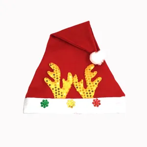 Detail van rode kerstmuts met fonkelende gewei van goudkleurige lovertjes.