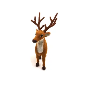Realistische braune Weihnachts Rentier Figur Dekoration mit Geweih und weißem Brust Detail.