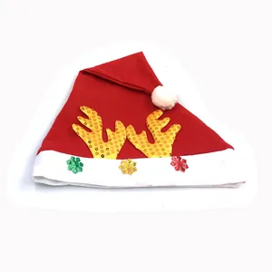 Detail van rode kerstmuts met gouden pailletten rendiergewei en sneeuwvlokken applicaties