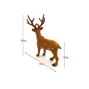 Detailansicht mit der 20 cm Höhenmessung einer gefleckten Weihnachtsrentier-Figur.