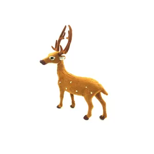 Detaillierte Seitenansicht einer realistischen Rentierfigur für die Weihnachtsdekoration