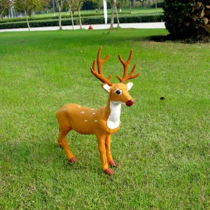 Detailansicht einer 30 cm großen, realistischen Weihnachtsrentierfigur auf grünem Gras.