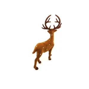 Rückansicht einer braunen Weihnachtsrentierfigur aus Plüsch mit weißen Punkten.