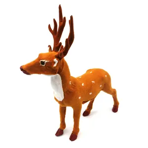 Detail einer 30cm Weihnachtsrentier-Figur mit realistischem braunem Fell und Punkten.