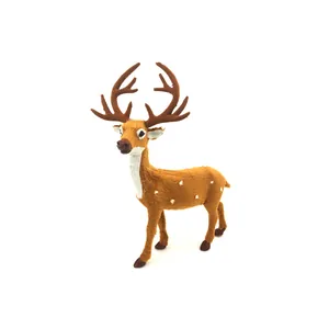 Detailansicht einer lebensechten braunen Weihnachtsrentierfigur mit weißen Flecken