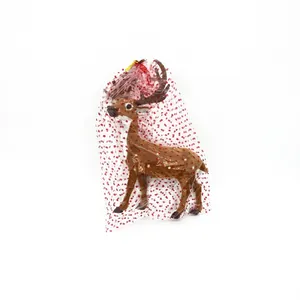 Eine Weihnachts-Sikahirsch-Figur verpackt in einer transparenten Herztüte