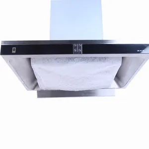 Cappa da cucina in acciaio inossidabile con carta filtro olio, vista dal basso.