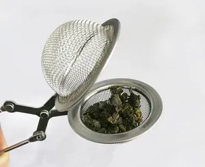 Edelstahl Teefilter Sieb mit Griff und offenem Ball fuer lose Teeblaetter Detail.