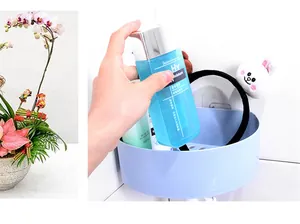 Detailweergave van de blauwe hoekplank voor badkamer cosmetica en handige keukenopberging.