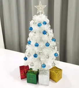 Detailweergave van een witte mini-kerstboom van 45 cm met blauwe ballen en sterrentop