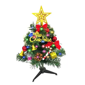 Primo piano di un mini albero di Natale da 30 cm con decorazioni e luci colorate