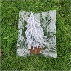 Mini verschneiter Weihnachtsbaum mit Holzfuß in Klarsichtverpackung