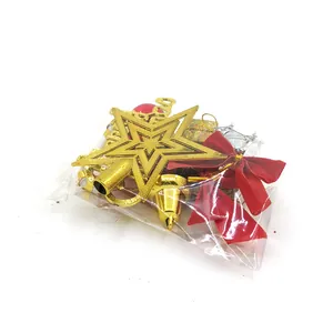 Primo piano del set di decorazioni natalizie in sacchetto con stella dorata e fiocchi.