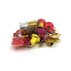 Set assortito di decorazioni natalizie con campanelle e palline in sacchetto trasparente
