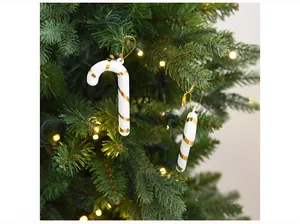 Festliche weiß-goldene Zuckerstangen-Ornamente an einem üppigen grünen Weihnachtsbaum