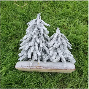 Detailansicht kleiner PE-beflockter Weihnachtsbäume mit Holzsockel für die Tischdeko